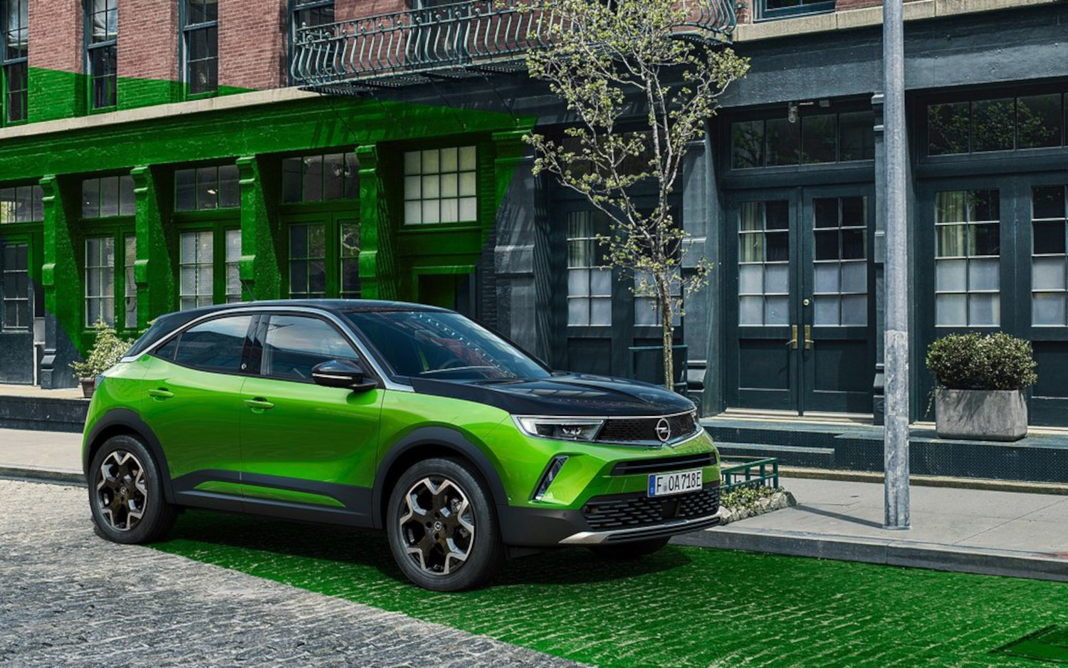 Comparison Opel Mokkae ULTIMATE 2021 vs Toyota Compact Cruiser